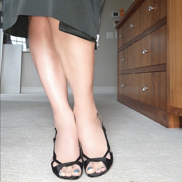 Oscar De La Renta designer satin evening sandal - Picture 3 of 8